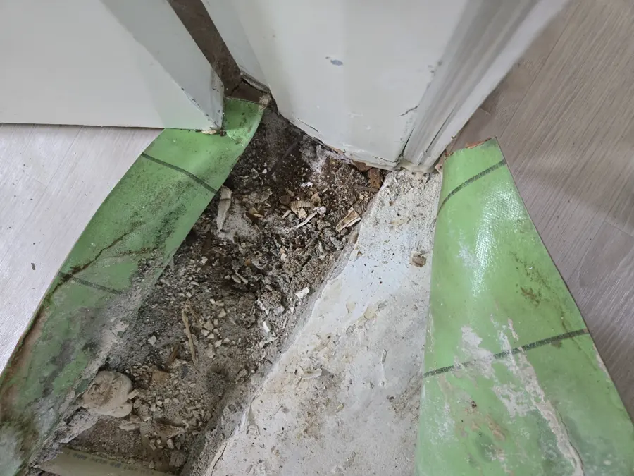 문틀 철거복구 현장사진 철거 후 노출된 문틀 하부
