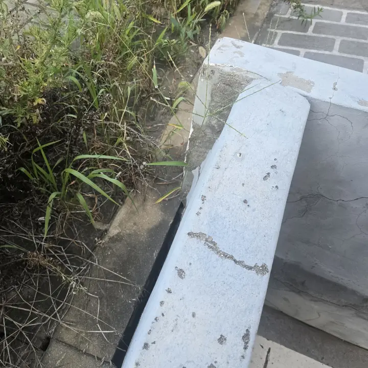 외부 시설물 보수 현장사진 외부 담장 상부 균열 보수 구간