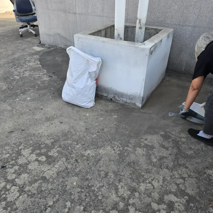 옥상 구조물 보수 현장사진 배관이 지나가는 옥상 콘크리트 박스