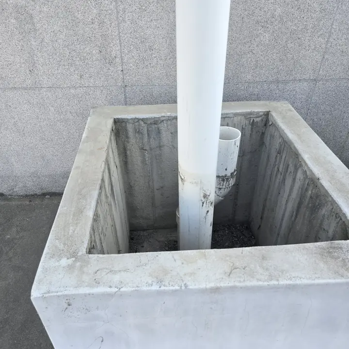 옥상 구조물 보수 현장사진 박스 내부로 이어지는 배관