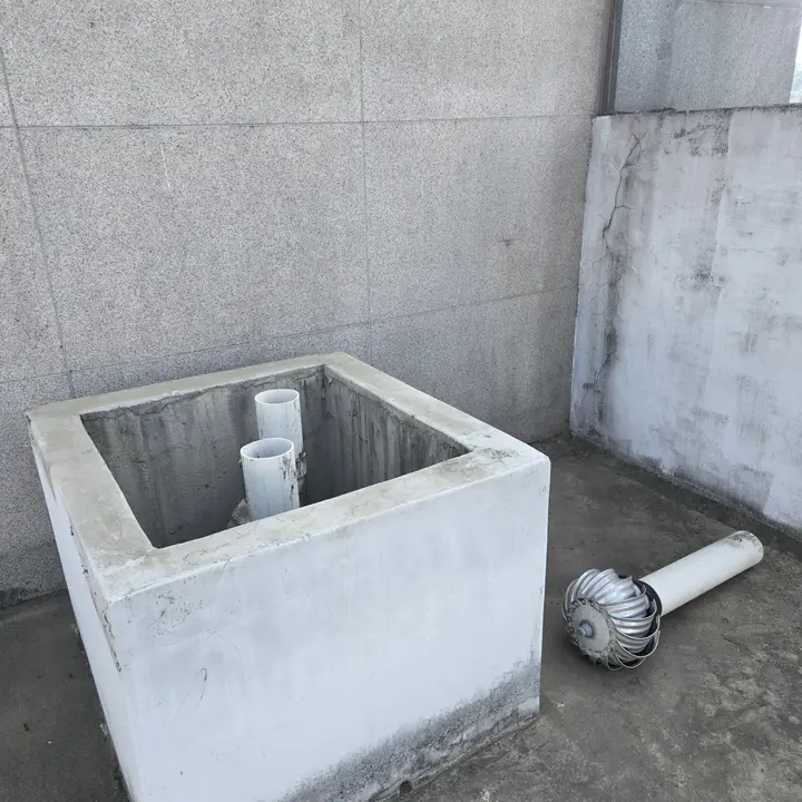 옥상 구조물 보수 현장사진 철거된 설비 주변 옥상 박스