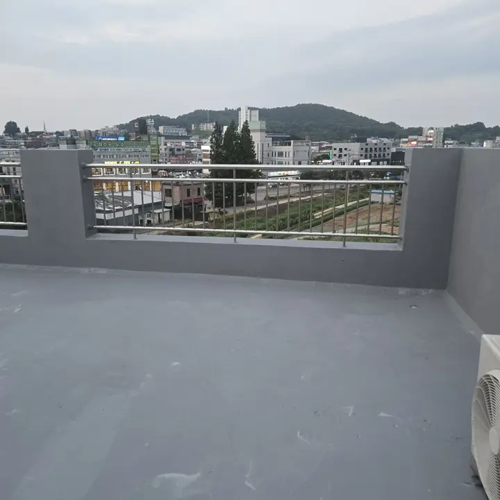 옥상 파라펫 보수 현장사진 옥상 난간과 시가지가 보이는 가장자리