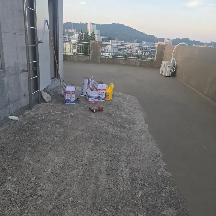 건물부분보수 현장사진 방수 자재 반입 후 옥상 바닥