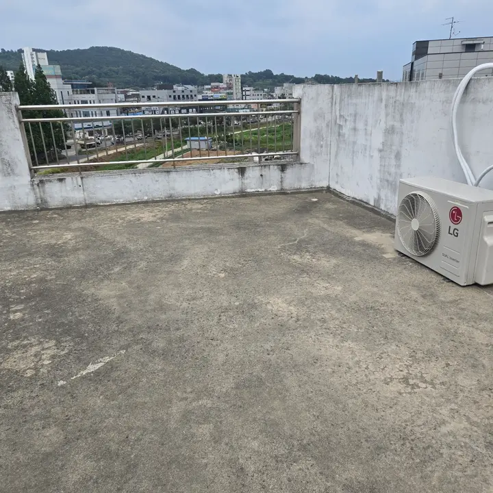 건물 부분수리 현장사진 옥상 바닥과 설비 주변